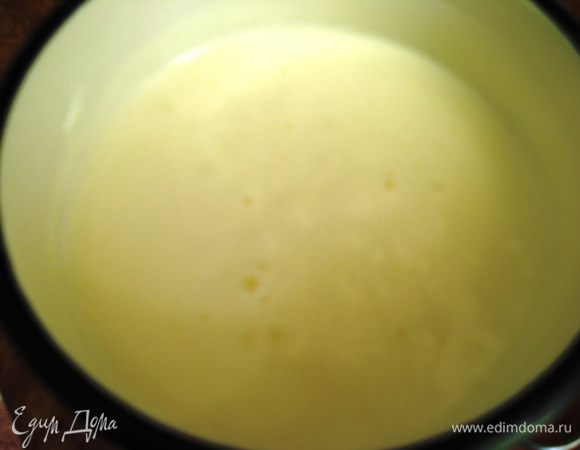 Крем:
Сметану взбиваем с сахаром. 
