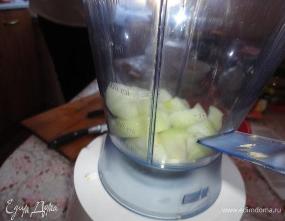 Очистить большую луковицу, измельчить ее в блендере в кашицу.