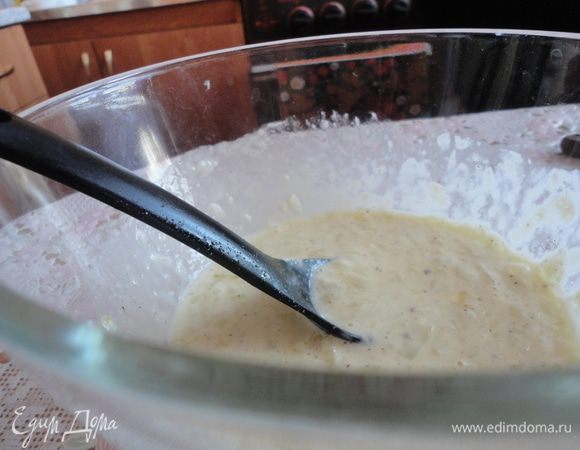 Приготовить кляр: яйца взбить венчиком, добавить майонез,  измельченную луковицу, соль, перец.