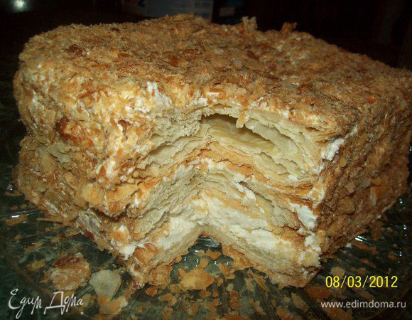 300 граммов сливочного масла порубить с 3 стаканами муки в мелкую масляную крупку. 

 

Добавить полчайной ложки соли.

 Влить стакан молока и быстро замесить тесто. Долго не мните его, получится менее воздушным.


 Поставить на 40 минут в холодильник.


 Разделить на 10-14 частей (это зависит от размеров вашего противня, чем меньше, тем большее количество коржей получится).


 Раскатать на тонюсенькие листики и выпечь по-одному в горячей 250 градусов духовке минут 5 до подрумянивания. Не забудьте потыкать в сырой корж вилкой, дабы пузырей поменьше на корже взошло.


 Противень можно не смазывать, тесто и так жирное. Один корж зарумяниваем посильнее.