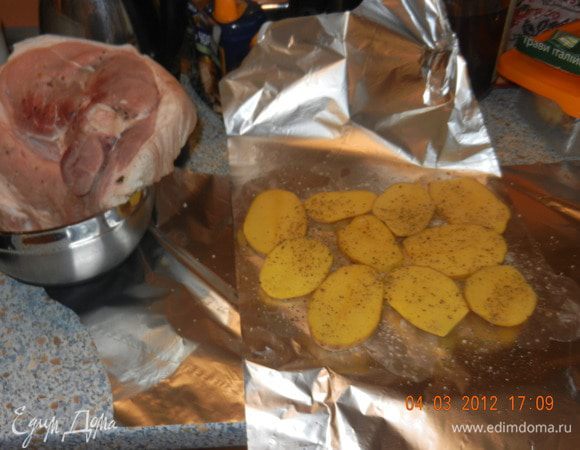 Вымыть мясо, нашпиговать его чесноком, уложить в кастрюлю, залить подготовленной водой, чтобы покрывала мясо, посолить, добавить в рассол столовую ложку сухих Итальянских травок. Оставить мясо в холодном месте в рассоле на сутки. Картофель порезать вдоль, толщиной не больше 1,5 см. 