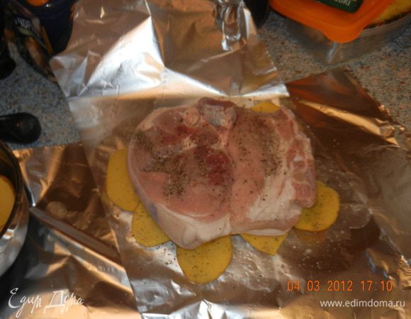 Фольгу выложить на стол крест на крест, нарезанный, посоленный, и поперченный картофель выложить на фольгу на картофель выложить поперченное, вымоченное мясо.