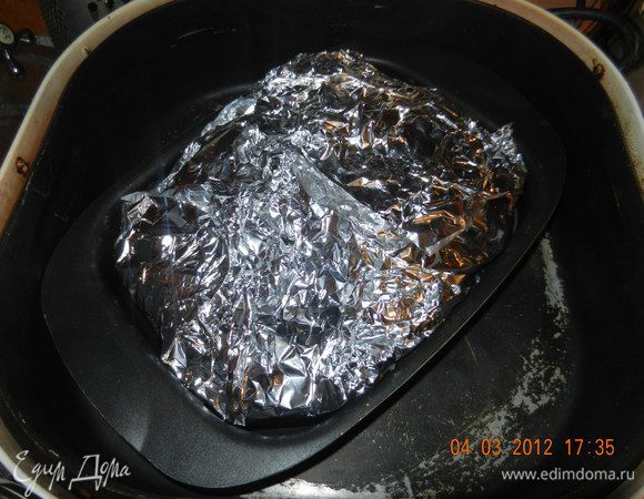 Сверху на мясо выложить картофель и закрыть фольгой. Поставить в духовку или аэрогриль на 1, 5 часа на маленький огонь. Так долго печётся из-за картофеля. Перед окончательной гтовностью окрыть фольгу и дать покрыться мясу и картофелю корочкой. Поливать вытекшим из мяса соком.  