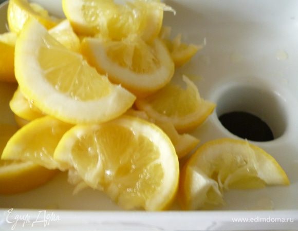 Затем нарезать,удалить косточки и пропустить через мясорубку.