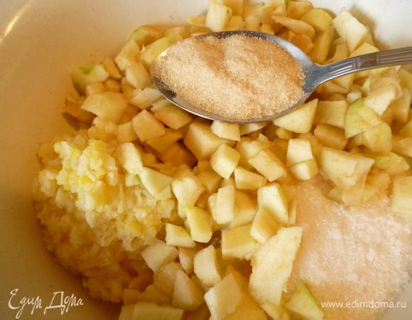 Добавить очищенные и нарезанные мелким кубиком яблоки,стакан сахара(можно на две ложки меньше или больше,пробуйте на вкус),ложку желатина и хорошо перемешать.Закрыть крышкой.