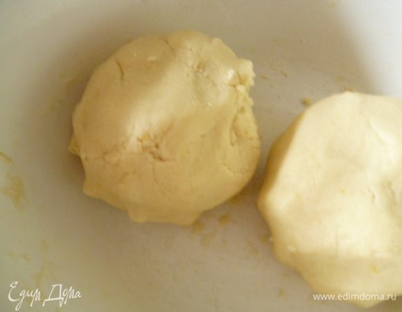 Добавить муку,замесить тесто(оно получается мягким).Разделить тесто на две неравные половинки.Меньшую положить в морозилку на 15-20минут.