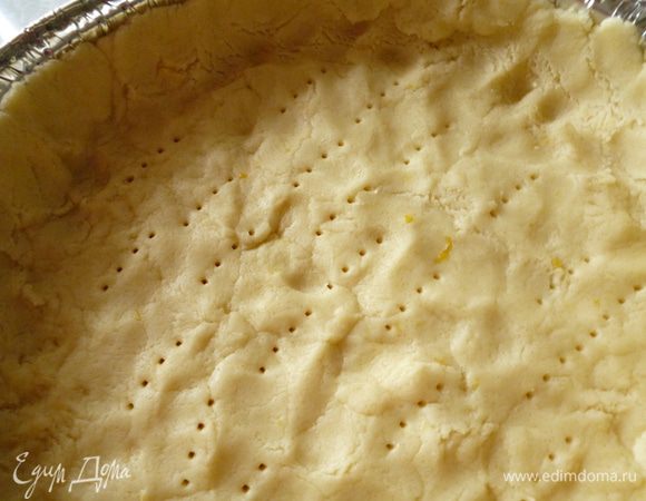 Берем форму(у меня 20см диаметр,из фольги),дно формы смазать маргарином и посыпать манкой.Берем большую часть теста и распределяем равномерно по форме,делаем бортики,что бы не вытекала начинка,накалываем вилкой(не до самого дна!) и отправляем на 5-7минут в духовку,что бы тесто схватилось.Температура для выпекания-160-170градусов.