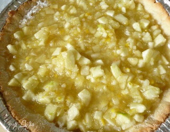 Достаем форму из духовки,подпыляем крахмалом через ситечко и выкладываем начинку.