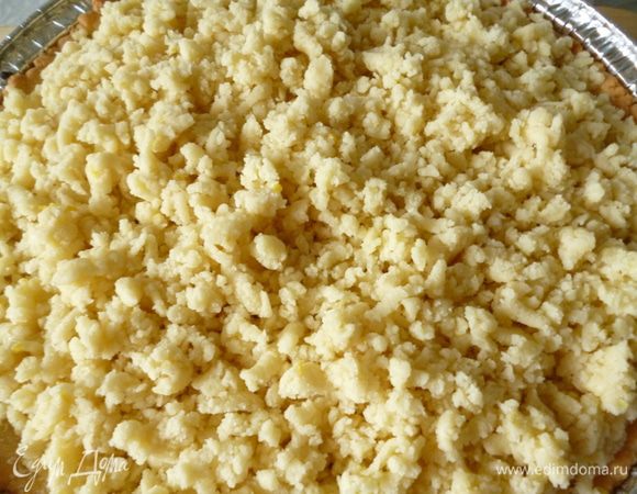 Достаем из морозилки другую часть теста,быстро натираем его в отдельную миску на крупной терке и распределяем его поверх начинки(сначала по краям и потом к центру).Отправляем в духовку на 35минут,выпекаем до румяной корочки.Выключаем огонь и даем пирогу постоять еще с приоткрытой дверкой 15минут.Достаем пирог из духовки,накрываем салфеткой и даем ему остыть.Приятного вам чаепития!