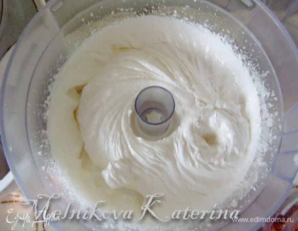 Сперва необходимо приготовить корж из орехового безе. Для этого взбить белки до мягких пиков, затем продолжая взбивать, добавлять по чайной ложке сахар и взбить до крепких пиков. 