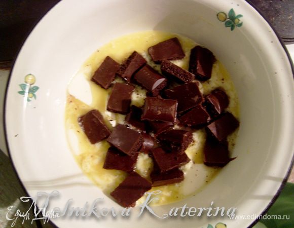 Далее необходимо приготовить шоколадный корж. Для этого растопить на водяной бане маргарин/масло, добавить шоколад и коньяк/бренди. Немного остудить. 