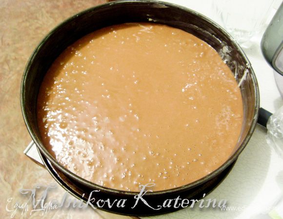 Смазать форму для запекания сливочным маслом (можно выстелить пекарской бумагой, если Вам так удобнее), выложить тесто. Отправить выпекаться в духовку на 40-45 минут при 160 градусах. 