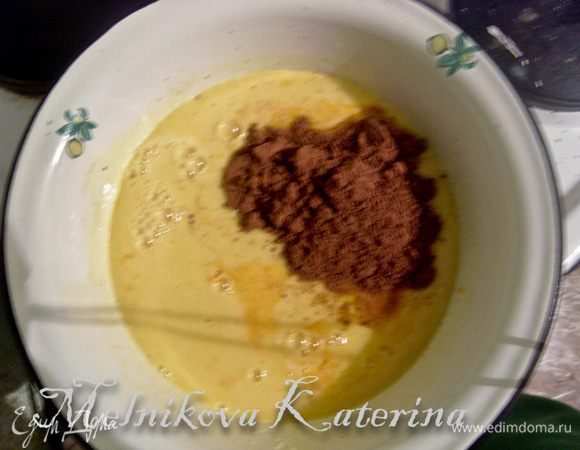 Для крема смешать сливки, сахар, яйца и варить на водяной бане. Когда смесь нагреется добавить какао и тщательно перемешать. Крем не доводить до кипения, чтобы яйца не свернулись. Остудить крем.  