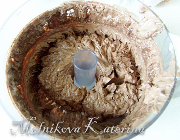 Взбить сливочное масло, предварительно нагретое до комнатной температуры. Не прекращая взбивать, постепенно добавлять заварной крем.