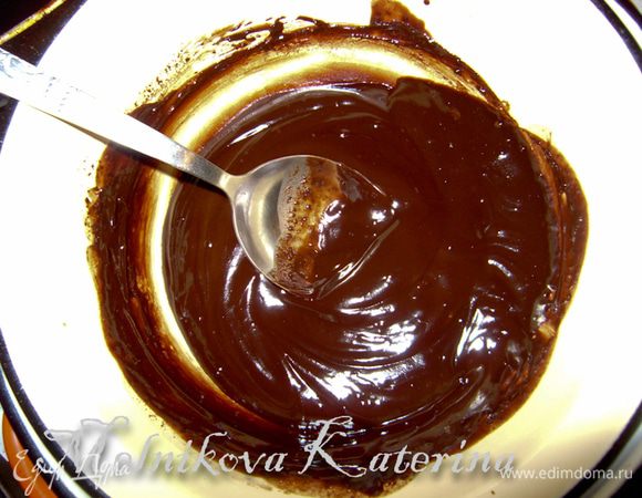 Для приготовления ганаша на водяной бане растопить в сливках шоколад, затем добавить сливочное масло. 