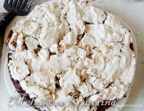 Для сборки торта необходимо разрезать шоколадный корж на две части. Сперва  положить шоколадный корж на блюдо, смазать кремом. Поскольку при выпекании коржа-безе его диаметр немного увеличивается, необходимо обрезать края коржа под необходимый размер при помощи разъемной формы или перевернутой вверх дном тарелки(остатки безе можно потом использовать для украшения). Выложить на крем корж-безе.