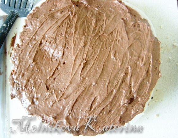 Смазать корж-безе кремом, сверху положить шоколадный корж. 