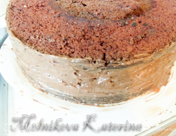 Оставшимся кремом смазать бока торта. 