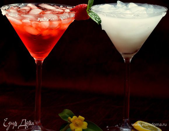 Обмакнуть края бокала для «Марга- риты» сначала в воду, затем в сахар – чтобы по ободку образовалась ровная сахарная каемка. Размолоть в блендере клубнику (оста- вить ягоду для украшения). Влить туда же текилу, апельсиновый ликер, выжать лайм. Добавить лед и хорошо взбить.
Перелить коктейль в бокал, украсить ягодой клубники.






