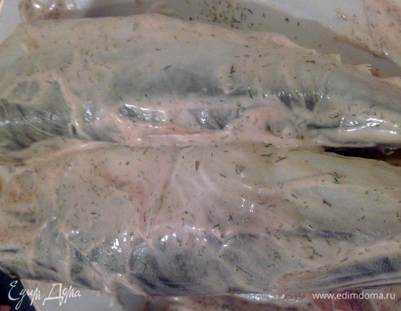 смешать майонез, сушёную зелень, немного соли, перца, сушёного чеснока и полученной смесью хорошенько обмазать рыбу. 