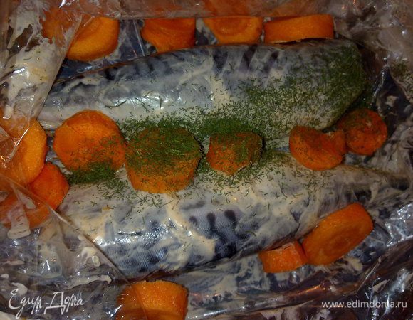 аккуратно уложить рыбку в пакет для запекания, добавить в пакет порезанную крупно сырую морковь (она потом получается вкусная ужжасно), ещё немного присыпать сушёной зеленью, добавить небольшой  лавровый лист 