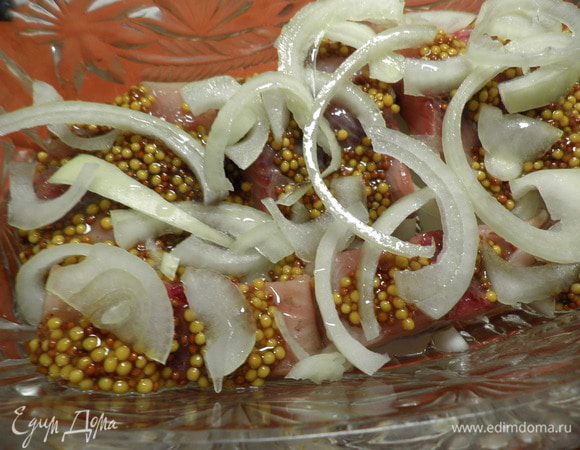 Берём 1 луковицу и нарезаем её на полукольца.
На дно тарелки или другой посуды выложить половину,нарезанного лука,сверху разложить филе сельди,которое нарезать заранее на кусочки. Смазать сельдь горчицей.
Для маринада смешать растительное масло и уксус, полить сельдь и засыпать второй половиной лука. 
И оставить мариноваться на 1 час. 
