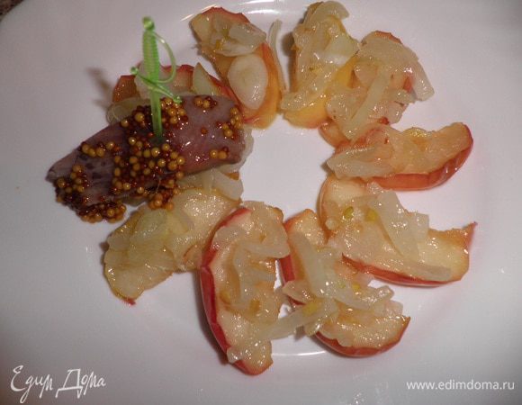 Из яблок удалить сердцевину и нарезать полукруглыми дольками.Обжарить на растительном масле с двух сторон.Выложить на тарелку.
Оставшуюся луковицу нарезать полукольцами и слегка обжарить в той же сковордке на растительном масле.На каждую дольку яблока положить немного обжаренного лука.