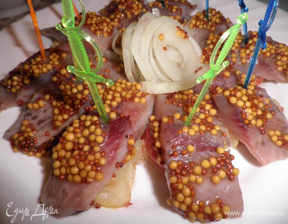 Замаринованное филе сельди освободить от лука, сохранив при этом горчичный слой, и уложить по кусочку сельди на лук и дольку яблока. Скрепить получившиеся "канапе" шпажками.Маринованный лук можно выложить на тарелку вместе с сельдью с яблоками.
Украшаем закуску зелёным луком и подаём на стол.
Приятного аппетита! 
 
 
 
