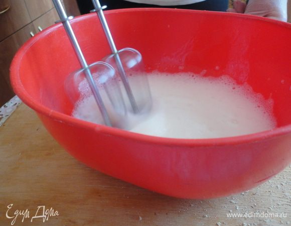 Белки яиц взбить миксером в пену.