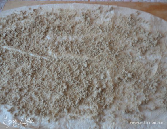 Развернуть первый лист лаваша,посыпать
халвой.