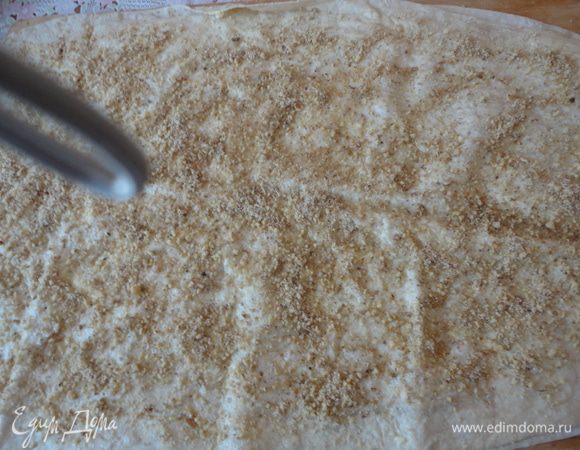 Cверху выложить второй лаваш, сверху взбитые белки, орехи грецкие.
