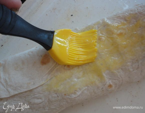 Свернуть рулетом, смазать яйцом, посыпать кунжутом.