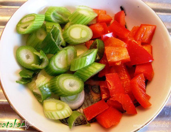 Зелёный лук и болгарский перец помыть и обсушить бумажным полотенцем.  Мелко нарезать. 