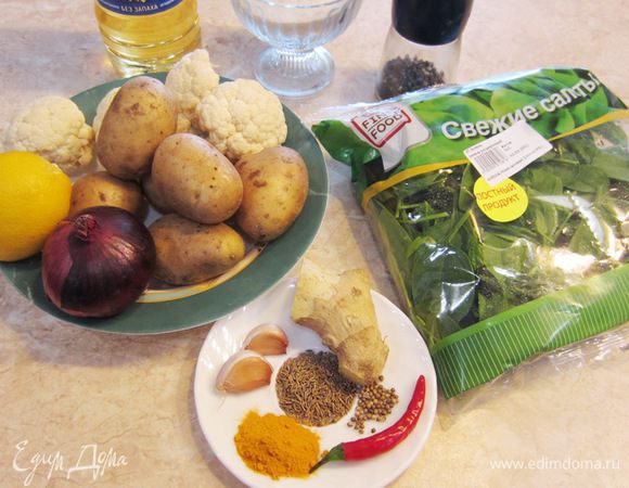 Это блюдо основано на рецепте, представленном в одной из книги Джейми Оливера. Я лишь положил значительно меньше перца чили и добавил шпинат, т.к. он добавляет мягкие нотки в блюдо. Так как рис у меня уже был готов и он был несоленый, для смачивания я использовал столовую ложку соевого соуса на порцию риса.