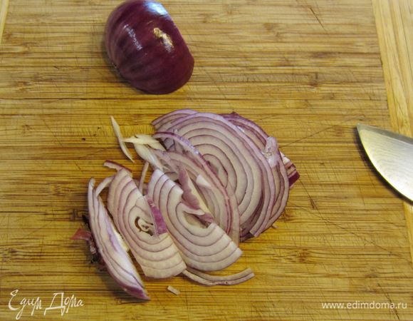 Разогрейте духовку до 220 градусов. 
Нарезаем лук. Как обычно, опишу самый простой с моей точки зрения способ. Отрежьте стрелку и разрежьте луковицу вдоль. Попку не трогайте, снимите кожуру и нарезайте поперек полукольцами рук. Попка будет держать слои между собой. Потом попку просто выбрасывайте.