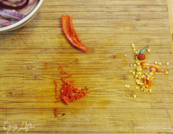 Если кто любит поострее - просто нарежьте перец кольцами. Если нет, то отрежьте попку и разрежьте перец вдоль пополам. Удалите семена и перегородки и нарежьте перец тонкой соломкой.