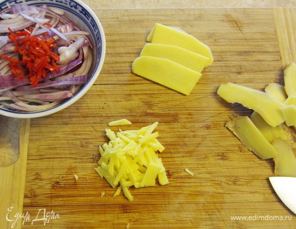 Почистите имбирь. Нарежьте имбирь вдоль на полоски, а затем поперек - соломкой.