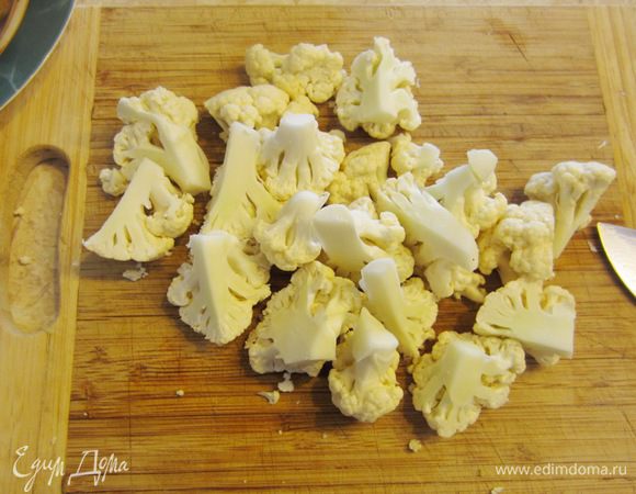 Разделите капусту на соцветия, а стебли - кубиками. Капуста здесь будет сильно разварена. поэтому особенно не старайтесь делать это аккуратно