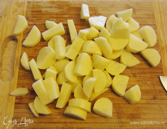 Почистите картофель. Нарежьте картофель на прямоугольники размером два на два на один сантиметр.