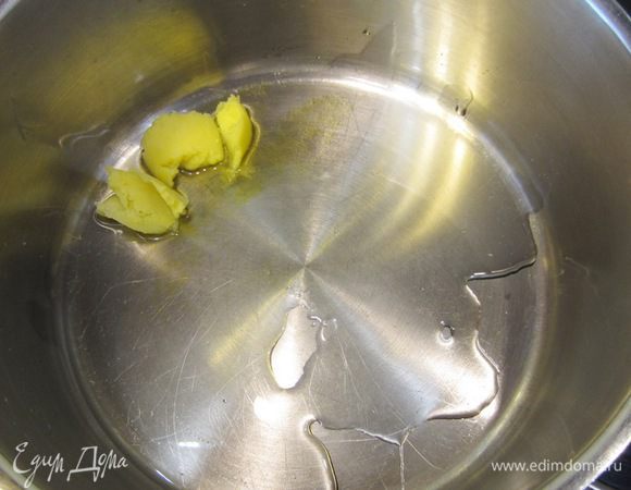 В большую кастрюлю с толстым дном положите растительное и сливочное масла. У меня есть растопленное масло, которое в Индии называют Гхи. Оно не горит и имеет весьма приятный запах и вкус. Нагревайте кастрюлю на среднем огне.