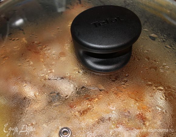 Добавить 1 чашку горячей воды, накрыть крышкой и тушить мясо минут 50-60. 