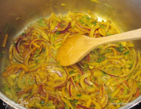 Жарьте овощи минут 5-7, пока они не станут мягкими, не забывая довольно часто перемешивать.