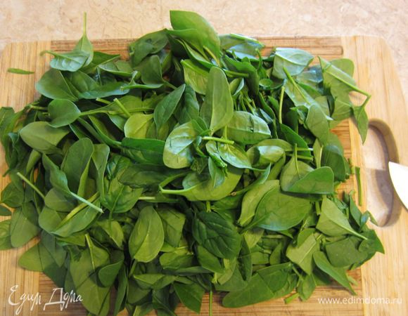 Возьмите шпинат. У меня был пакет с молодыми листьями. Довольно крупно порежьте (буквально несколько раз ножом). Если у вас крупные листья - порежьте помельче. Если у вас замороженный шпинат - предварительно разморозьте и тоже довольно крупно порежьте (обычно кубик на 4 части). 