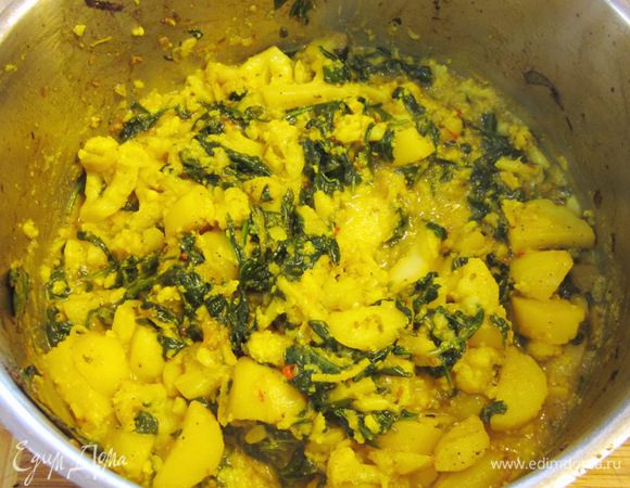 Достаньте кастрюлю, попробуйте блюдо. Досолите, если необходимо. Поперчите, выдавите сок половины лимона или всего, если он не сильно кислый. Перемешайте.