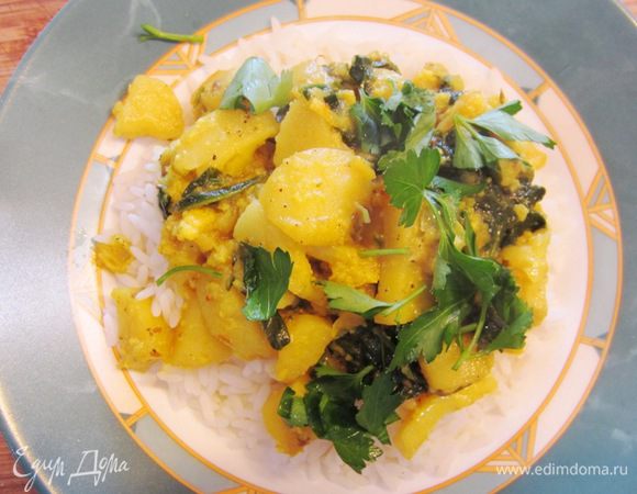 Дайте блюду постоять минут пять. Подавайте вместе с рисом. Рис можно слегка полить соевым соусом перед выкладыванием Алу Гоби сверху. Положите дольку лимона, чтобы едоки могли сами регулировать кислотность блюда.