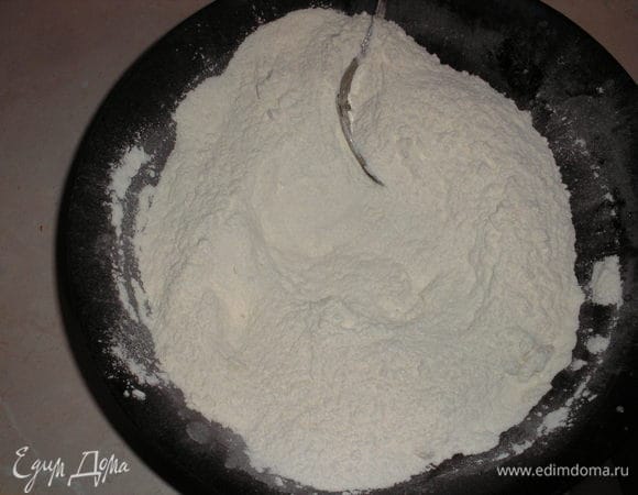 Смешиваем сухие ингридиенты: муку, сахар, разрыхлитель, соду(обязательно погасите что-бы не было запаха соды в выпечке), соль.