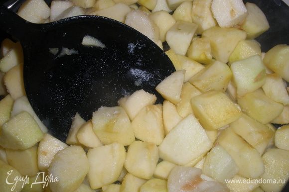Яблоки режем на кусочки и отправляем на сковороду томиться примерно 10-15 минут до размягчения, но они не должны стать как пюре.