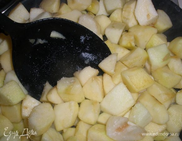 Яблоки режем на кусочки и отправляем на сковороду томиться примерно 10-15 минут до размягчения, но они не должны стать как пюре. 