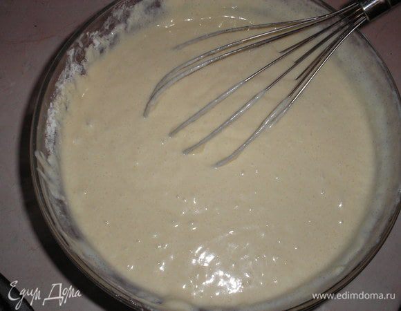 Смешиваем сухие и мокрые ингридиенты. Долго не мешаем, просто что-бы соединить и до однородной структуры.