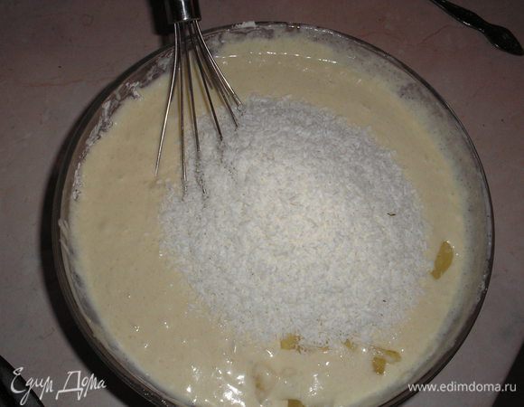 Добавляем кокосовую стружку и перемешиваем.